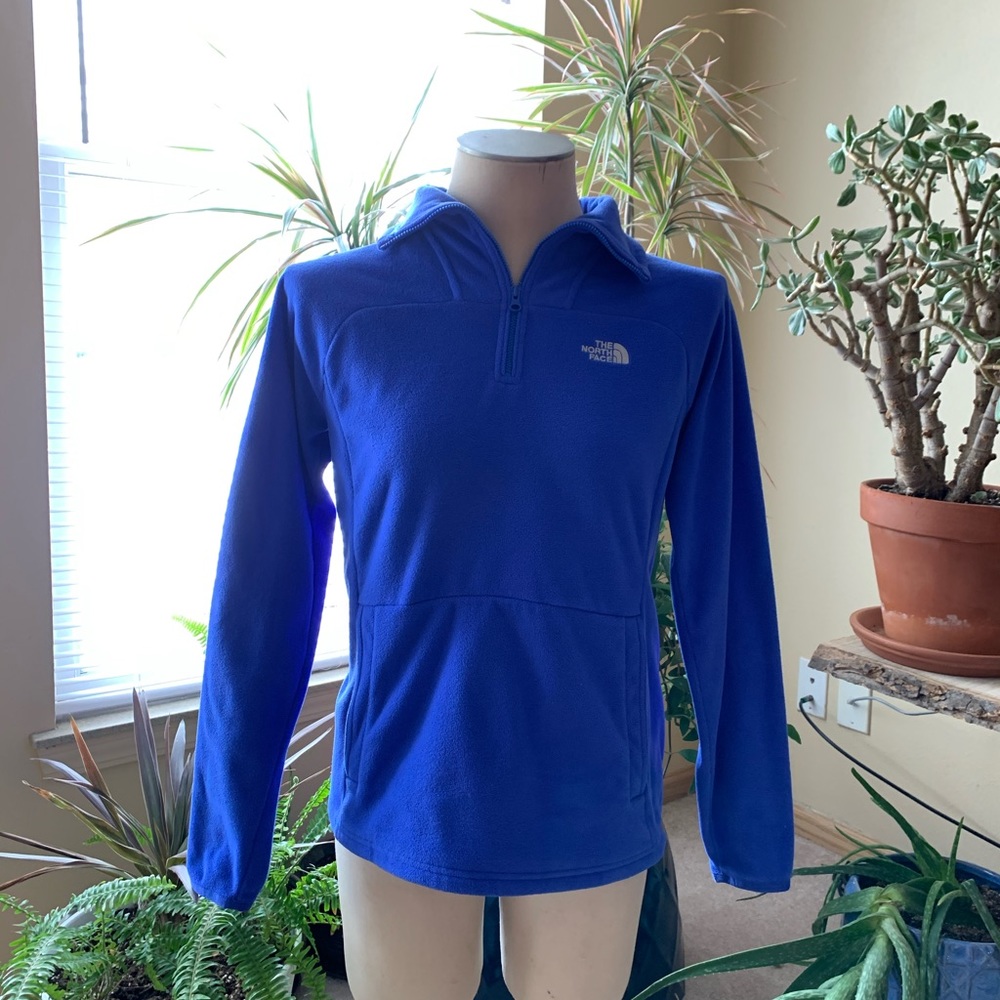 Blue North Face pullover fleece
